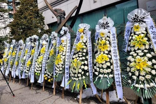 Thấy gì từ vụ fan Hàn Quốc gửi 1.000 vòng hoa tang để 'phong sát' idol