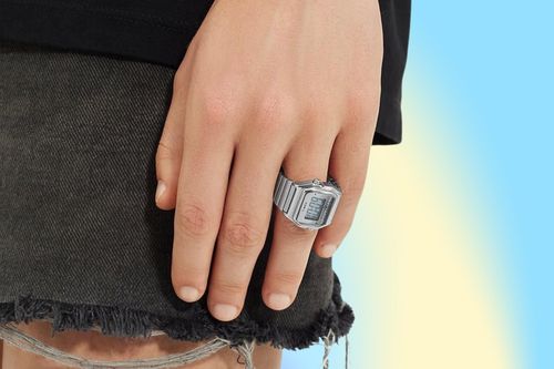 'Cháy hàng' nhẫn đồng hồ tí hon 180 USD