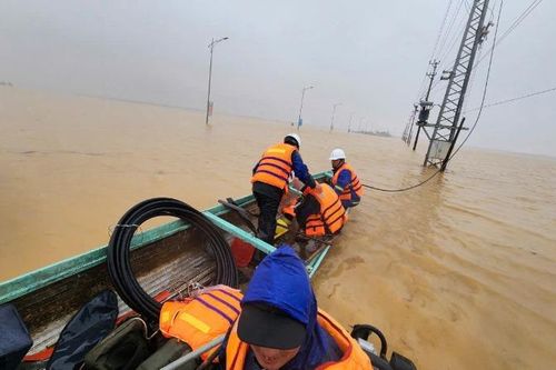 Khẩn trương khắc phục sự cố, cấp điện trở lại cho 100% khách hàng