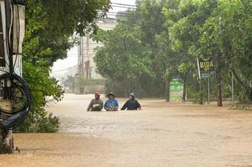 Nước lũ bao vây khu dân cư ở thành phố Đồng Hới, Quảng Bình