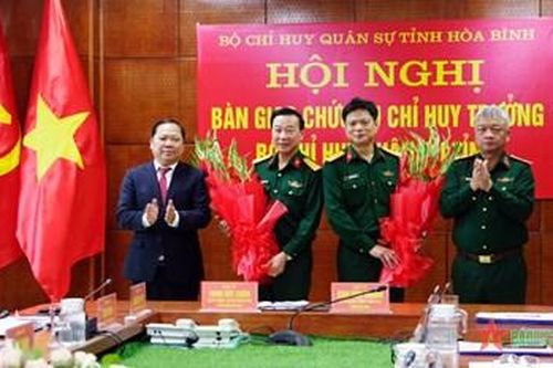 Bàn giao chức vụ Chỉ huy trưởng Bộ Chỉ huy Quân sự tỉnh Hòa Bình