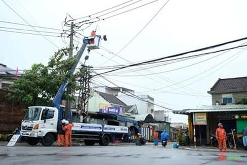Điện lực miền Trung khắc phục sự cố, bảo đảm cấp điện lại cho 100% khách hàng sau bão số 6