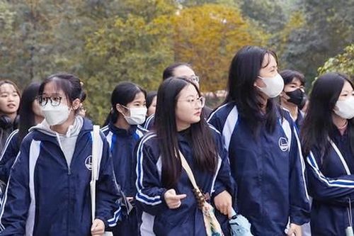 Sinh viên Thủ đô thích thú đón gió lạnh đầu mùa