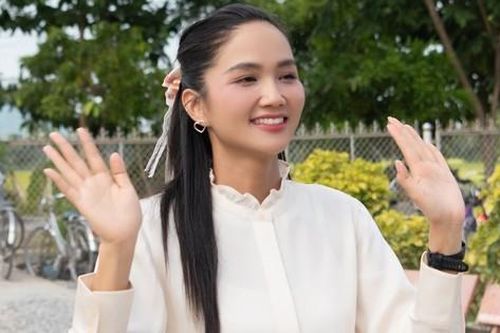 Hoa hậu H'Hen Niê về miền Tây trao thư viện thân thiện: 'Hiểu giá trị của sách là thế nào'
