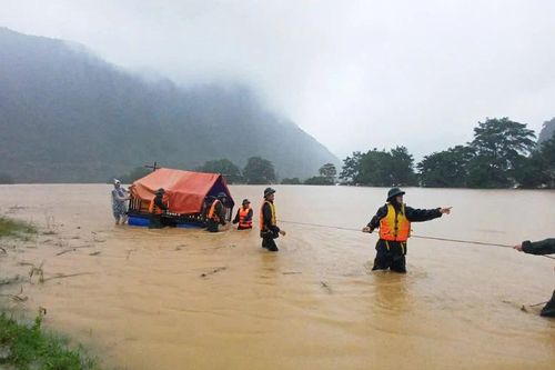 Quảng Bình: Bộ đội biên phòng giúp dân di dời tài sản