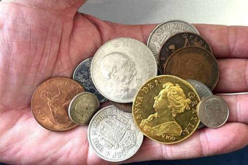'Khui' hộp đồ chơi, cậu bé 4 tuổi sở hữu kho báu 8 tỷ