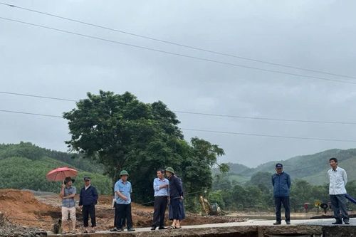 Mưa lũ 'xé toạc' đường bê tông ở xã miền núi Quảng Trị