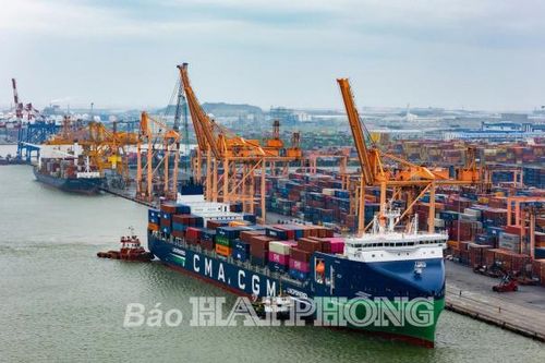 Hải Phòng đón tàu đầu tiên chạy bằng nhiên liệu LNG cập Cảng Tân Vũ