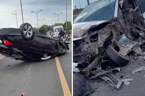 Hà Nội: Ôtô lật ngược trên cầu vượt sau tai nạn, ùn tắc giao thông kéo dài