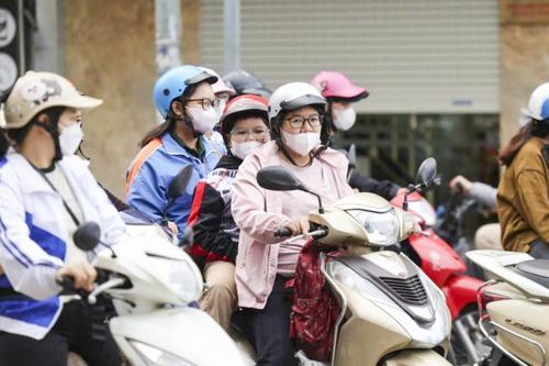 Gió lạnh sáng sớm, người dân Hà Nội kín áo ấm khi ra đường