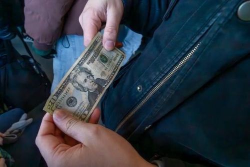 Trúng 1 triệu USD nhờ tờ tiền nhặt được ở bãi xe