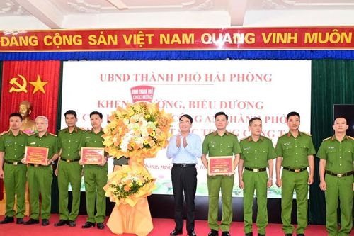 Hải Phòng: Biểu dương, khen thưởng lực lượng Công an trong vụ truy bắt đối tượng nổ súng tại bến xe Vĩnh Niệm