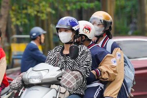Người Hà Nội chật vật 'vượt' ùn tắc, gió lạnh đến công sở