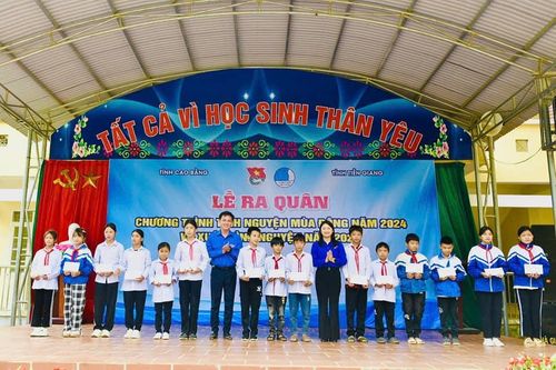 Chung tay giúp đỡ người dân và học sinh nghèo biên giới Cao Bằng
