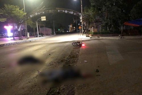 Xe máy đâm vào cột điện làm hai thiếu niên tử vong