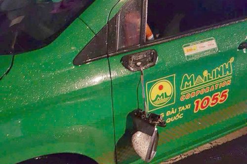 Không cho vượt, lái xe rác đập gãy kính taxi ở TPHCM