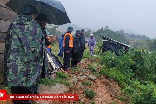 Bộ đội Biên phòng hỗ trợ sơ tán dân trong vùng nguy cơ sạt lở do ảnh hưởng Bão số 6