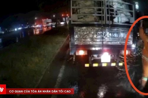 Vụ tài xế xe rác đập kính taxi: Xác minh hành vi cố ý làm hư hỏng tài sản
