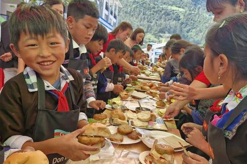 Trẻ em Mù Cang Chải háo hức được Đoàn đại sứ hướng dẫn làm món ăn