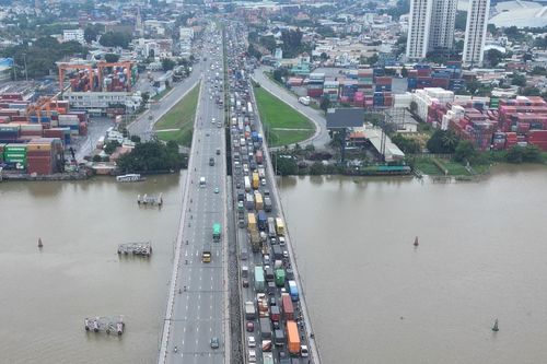 2 vụ tai nạn ở cửa ngõ phía Đông TPHCM, giao thông ùn tắc gần 5km