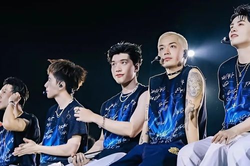 Vận động viên, người cao tuổi catwalk cùng các 'anh trai say hi' trên sân khấu 400m