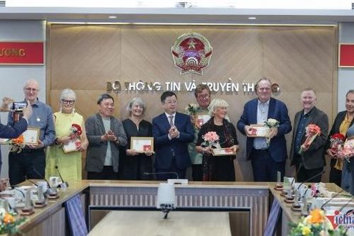 Bộ Thông tin và Truyền thông tri ân, tặng Kỷ niệm chương cho các cựu giảng viên báo chí Thụy Điển