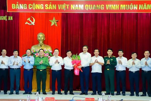 Bàn giao nhiệm vụ điều hành công việc của Tỉnh ủy Nghệ An