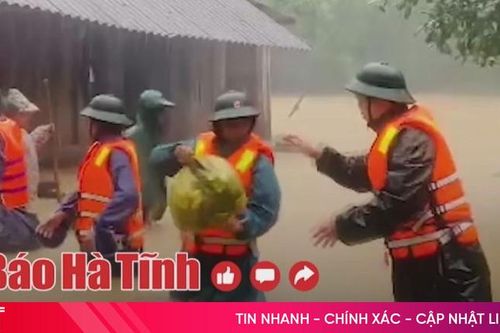 Nước lũ bao vây, người dân miền Trung khẩn trương chạy lụt