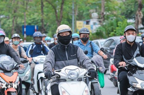 Không khí lạnh tràn về, người dân Hà Nội 'trang bị' thêm áo ấm