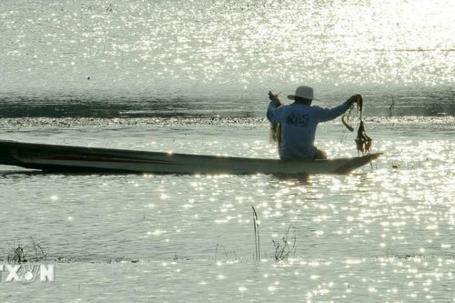 Người dân Hậu Giang đánh bắt thủy sản mùa nước lũ ngập đồng