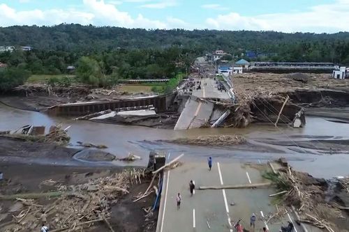 Cận cảnh bão Trami gây sập cầu ở Philippines