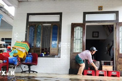 Đường xá, nhà dân ở Thừa Thiên-Huế vẫn còn ngập nước sau bão số 6