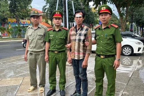 Tạm giữ đối tượng tấn công CSGT khi bị kiểm tra nồng độ cồn