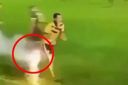Clip: Pháo sáng bất ngờ phát nổ khiến cầu thủ mất ngón tay