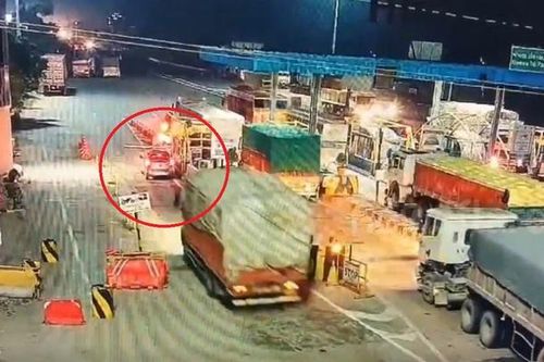 Clip: Xe tải đâm trúng ô tô rồi kéo lê gần 500 mét ở trạm thu phí