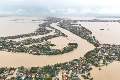 Quảng Bình: Lũ dâng cao, người dân vật lộn trong biển nước