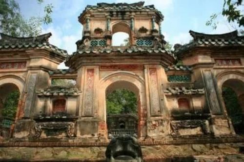 Cận cảnh lăng mộ cổ hoang phế trên một đỉnh đồi ở Bình Dương, khung cảnh như trong phim cổ trang
