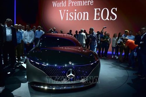 Lợi nhuận ròng của Mercedes-Benz giảm hơn 50%