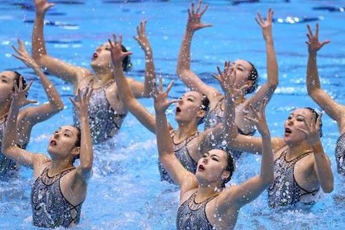 Kinh ngạc xem vận động viên bơi nghệ thuật tập luyện