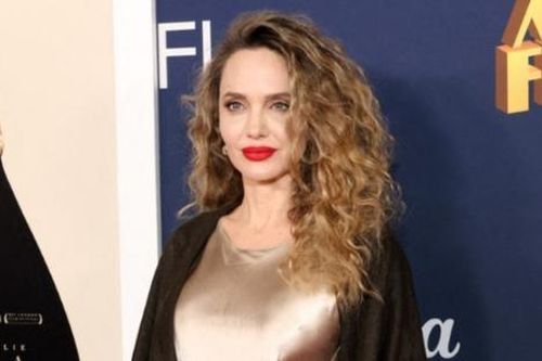 Angelina Jolie mặc lại đồ cũ dù tài sản hơn 3000 tỷ