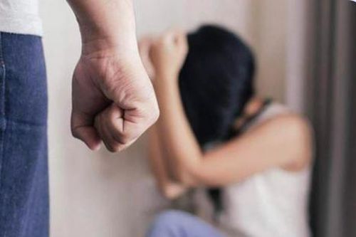 Người phụ nữ bị chồng sắp cưới nhốt, bạo hành liên tục 13 tiếng, trên người đầy vết bầm tím
