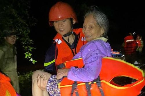 Quảng Trị: Nước lũ lên nhanh, lực lượng chức năng xuyên đêm giải cứu người dân