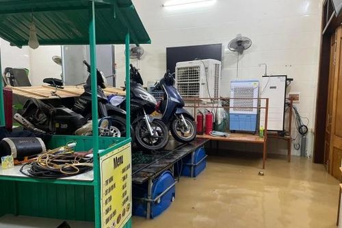 Người dân lên mạng xã hội kêu cứu trong đêm vì nước lũ lên cao