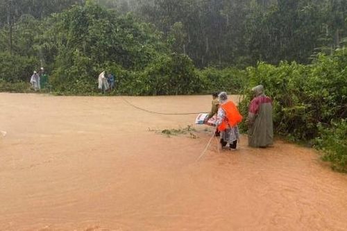 Quảng Bình: Lấy dây thừng vận chuyển đồ ăn cho các bản bị chia cắt do lũ