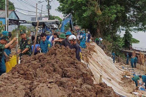 Huy động cán bộ, chiến sĩ khắc phục sạt lở đất bờ sông tại xã Vĩnh Trường