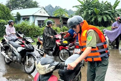 Công an xã Bình An, Long Thành giúp dân thoát khỏi vùng ngập sâu nguy hiểm