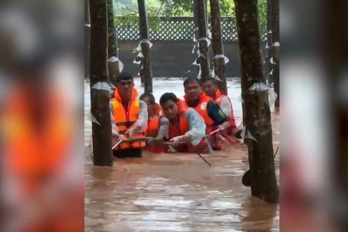 Công an Long Thành giúp dân thoát khỏi vùng ngập sâu nguy hiểm