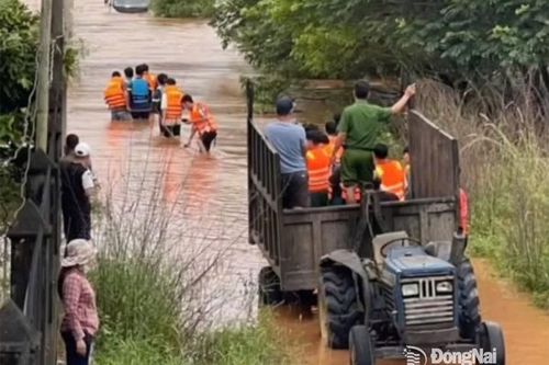 Công an Trảng Bom kịp thời đưa 2 người dân gặp nạn ra khỏi vùng nguy hiểm