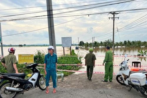 Công an huyện Xuân Lộc giúp dân phòng, chống lũ