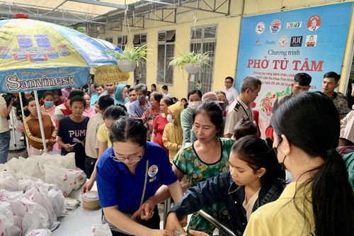Hiệp hội Văn hóa ẩm thực Khánh Hòa trao tặng 3.000 tô phở cho bệnh nhân
